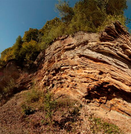 Der Steinbruch der Bergfreiheiter Welle zeigt die 300 Millionen Jahre alten Gesteinsschichten, die durch tektonische Kräfte aufgefaltet wurden.