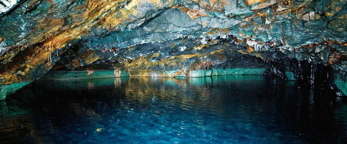 Der Bergsee des Kilianstollens mit klarem Wasser und farbenfroher Decke.