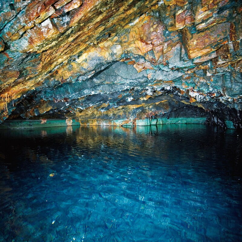 Der Bergsee des Kilianstollens mit klarem Wasser und farbenfroher Decke.