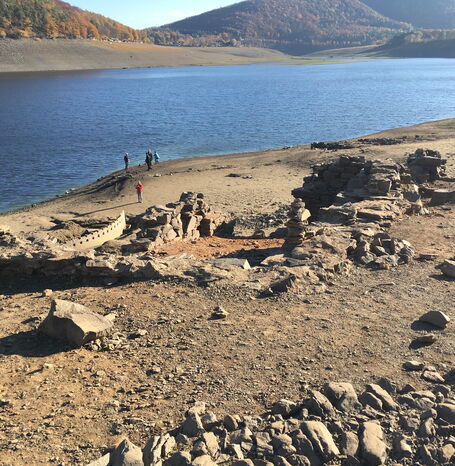 Die Edersee-Atantis, hier mit dem Sperrmauermodell, das in einem Maßstab 1:40 gebaut wurde und ab einem Wasserstand von 221,05 m ü. NN sichtbar wird.