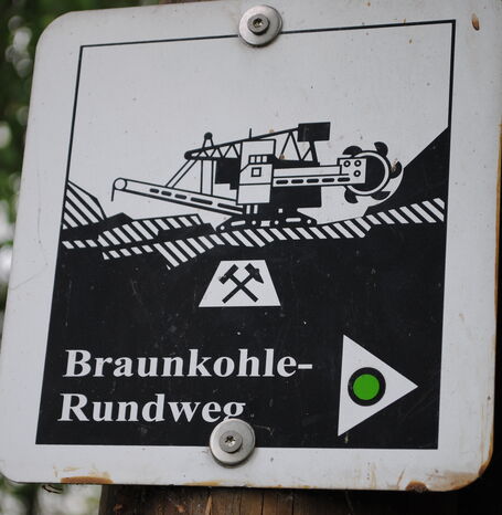 Informationsschild über den Braunkohlerundweg.