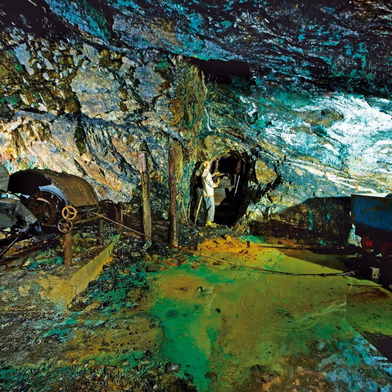 Nachbildungen arbeitender Menschen an Maschinen im Stollen.