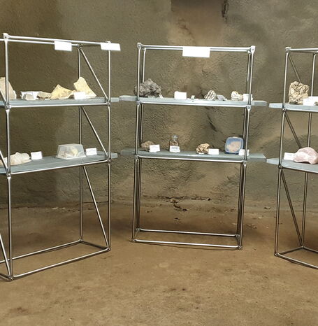Mehrere Regalen, die verschiedene Mineralien und Gesteine präsentieren.
