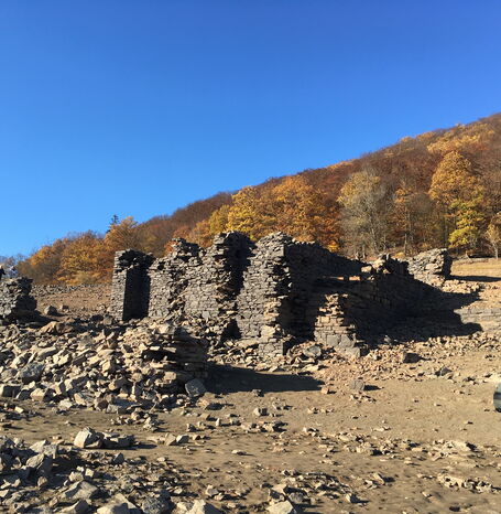 "Edersee Atlantis" bezeichnet die bei niedrigem Wasserstand des Edersees sichtbaren Ruinen und Überreste ehemals versunkener Dörfer.