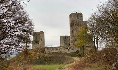 Die Bergruine Kugelsburg wurde als romanische Kernburg im 12. Jahrhundert errichtet.