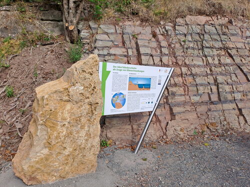 Die Geo-Station Adorfer Bänderschiefer bietet anschauliche Informationen über die Geologie sowie natur-und kulturlandschaftliche Besonderheiten in kompakter Form.