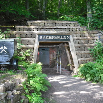 Der Eingang des Besucherbergwerks "Burgbergstollen", der vom Battenberger Marktplatz in wenigen Minuten zu Fuß erreichbar ist..
