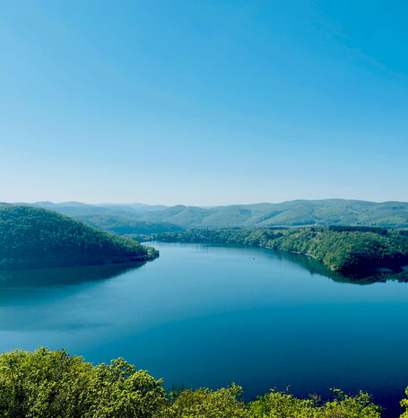 Das Schloss Waldeck wurde im 11. Jahrhundert wurde auf der Burg Waldeck, liegt 120 m hoch auf dem Berg und bietet einen herrlichen Blick auf den Edersee, den Nationalpark und den Naturpark Kellerwald-Edersee