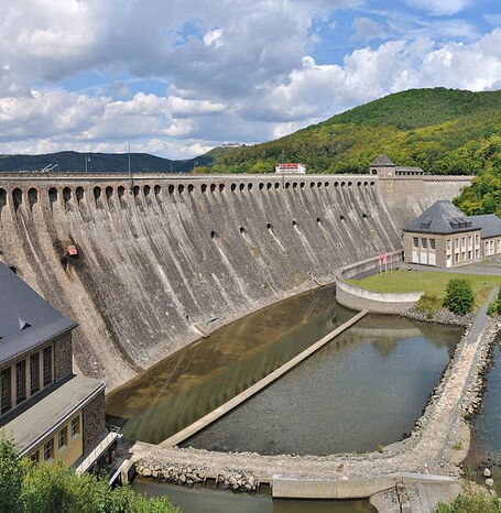Die Sperrmauer des Edersees.