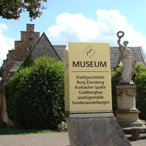 Infotafel vor Wolfgang-Bonhage-Museum