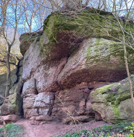 Die Ederstede bei Birkenbringhausen, ein Sandsteinfelsen aus der Zechstein-Zeit und Geotop des Jahres 2020.