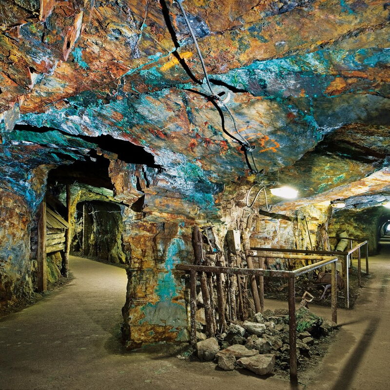 Zwei Tunnel im Kilianstollen mit farbenfrohen Decken.