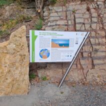 Die Geo-Station Adorfer Bänderschiefer bietet anschauliche Informationen über die Geologie sowie natur-und kulturlandschaftliche Besonderheiten in kompakter Form.