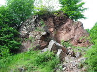 Die Adorfer Klippe ist etwa 8 Meter hoch und besteht aus Mittel- bis Oberdevonischen Gesteinen der Givet-, Adorf- und Nehden-Stufen.