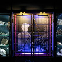 Ein Bild eines Bergmanns in der Mitte mit Schwerspat um ihn herum.