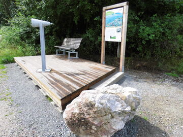 Der „Geologischer Sprung“ ist ein Rundweg, der interessante Ausblicke auf die Landschaft rund um den Bilstein, die Stadt Brilon sowie faszinierende Einblicke in die Geologie bietet.