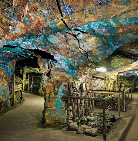 Zwei Tunnel im Kilianstollen mit farbenfrohen Decken.