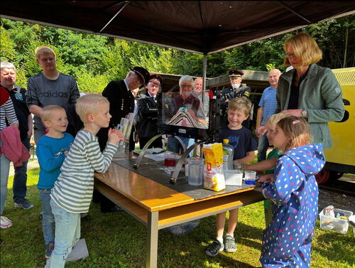 Die Vorstellung des Geo-Windows für eine Gruppe von Kleinkindern am Jubiläumsfest des Kilianstollens.