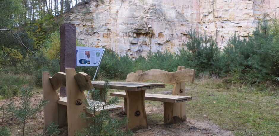 Die Geo-Station in Heimarshausen bietet Sitzmöglichkeiten und anschauliche Informationen über die Geologie sowie natur-und kulturlandschaftliche Besonderheiten in kompakter Form.