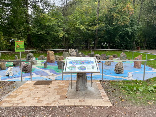 Der geologische Garten in Giershagen. Hier "erzählen" Steine ihre Geschichten.