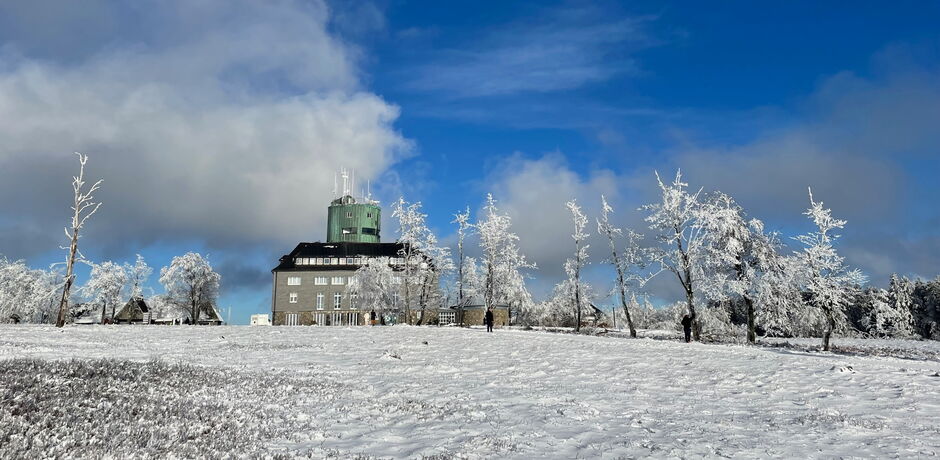 Der Kahle Asten  in Winterberg mit einer Höhe von 841,9 Metern ist bekannt für sein Skigebiet und die Wetterstation.