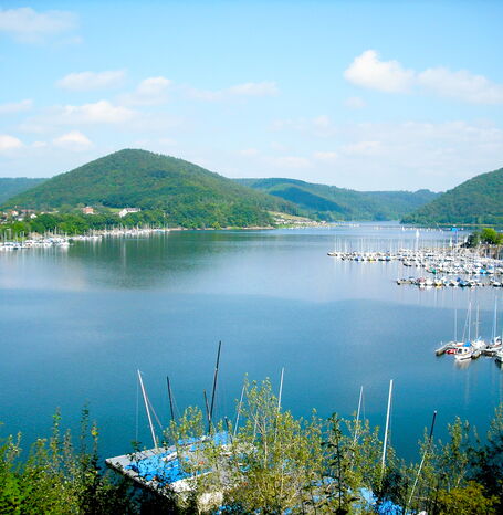 Der Aussichtspunkt bei Rehbach am Edersee, der mit verschiedenen Wanderrouten zu erreichen ist.