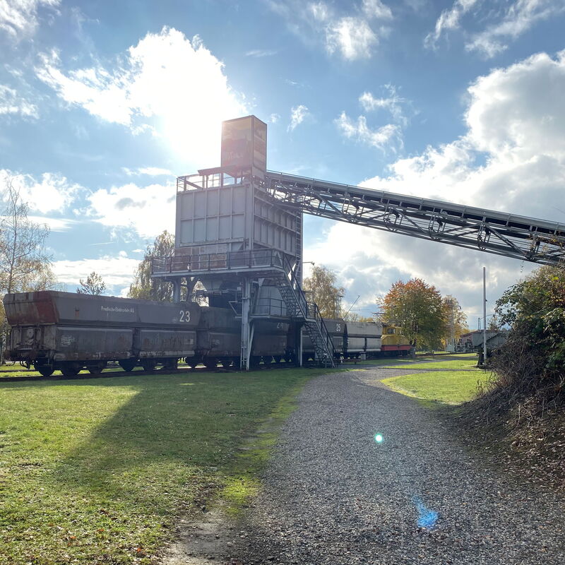 Förderband und Wagons zum Transport der abgebauten Braunkohle.