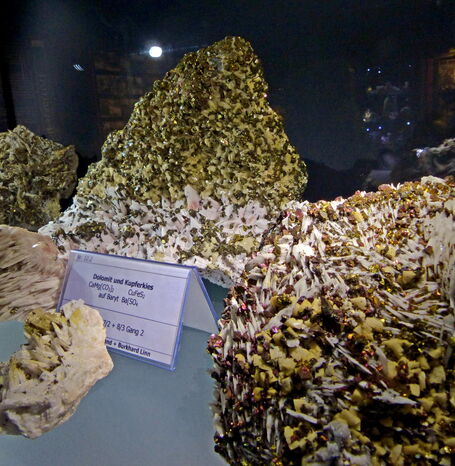 Dolomit und Kupferkies auf Baryt.