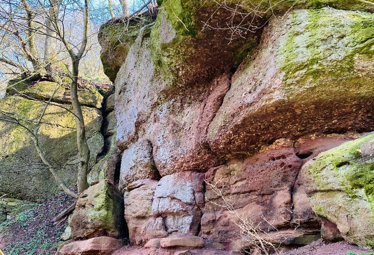 Die Ederstede bei Birkenbringhausen, ein Sandsteinfelsen aus der Zechstein-Zeit.