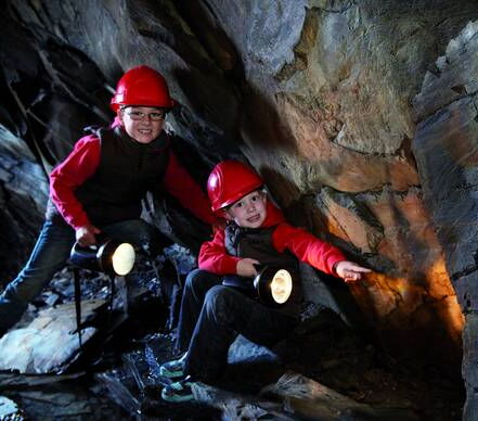 Zwei Kinder in der Schiefergrube in Willingen. Dort wurde der Schiefer abgebaut und zu Dachschieferplatten weiterverarbeitet.