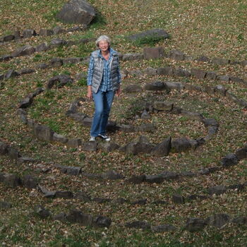 Renate Hill, bietet Führungen und Wanderungen zu den Themen Geologie, Gold, "emo­tionale Ebene“ und "Meine Seelen-­Heimat" an.