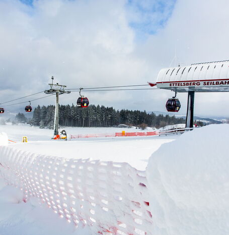 Die Ettelsberg-Seilbahn ist eine kuppelbare Gondelbahn auf den 838 m hohen Ettelsberg im Rothaargebirge bei Willingen.