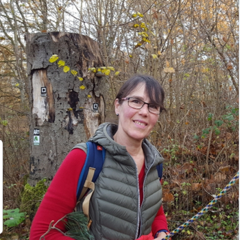 Jutta Vorderwülbecke, zertifizierte Geopark- und Wander­führerin, Natur- und Land­schafts­führerin, Kneipp-­Animateurin und Kräuter-­Expertin.