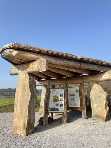 Der Infopavillon am Steinbruch Hohenäcker in Frankenberg (Eder). Im Steinbruch befinden sich Gesteinsschichten die bis zu 255 Millionen Jahre alt sind.