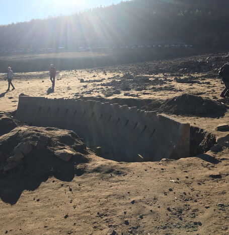 Die Edersee-Atantis, hier mit dem Sperrmauermodell, das in einem Maßstab 1:40 gebaut wurde und ab einem Wasserstand von 221,05 m ü. NN sichtbar wird.