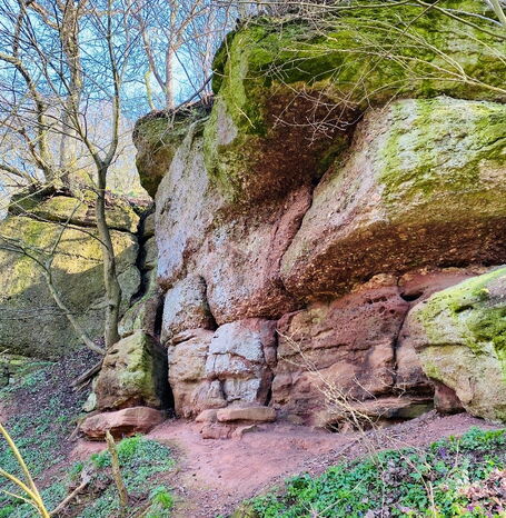 Die Ederstede bei Birkenbringhausen, ein Sandsteinfelsen aus der Zechstein-Zeit.