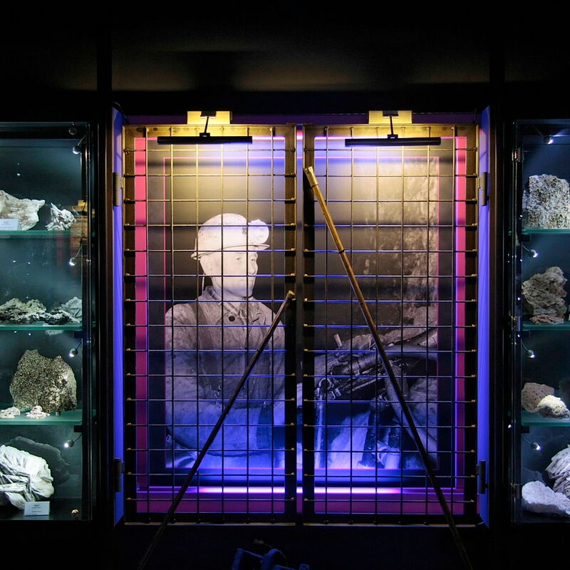 Ein Bild eines Bergmanns in der Mitte mit Schwerspat um ihn herum.