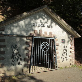 Der Eingang des Besucherbergwerks "Bertsch", welches sich nahe des westlichen Ortsausgangs von Bergfreiheit befindet.