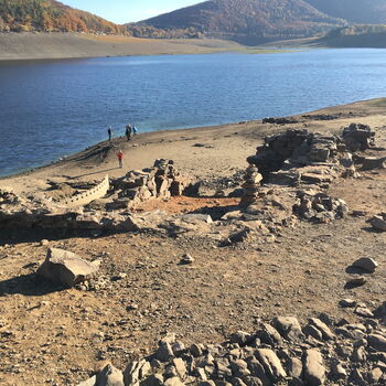 Die Edersee-Atantis, hier mit dem Sperrmauermodell, das in einem Maßstab 1:40 gebaut wurde und ab einem Wasserstand von 221,05 m ü. NN sichtbar wird.
