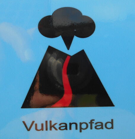 Infotafel zum Vulkan-Pfad.