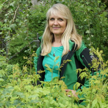 Apollonia Held-Wiese, zertifizierte Wald­pädagogin, Natur- Land­schafts- und Geopark­führerin.