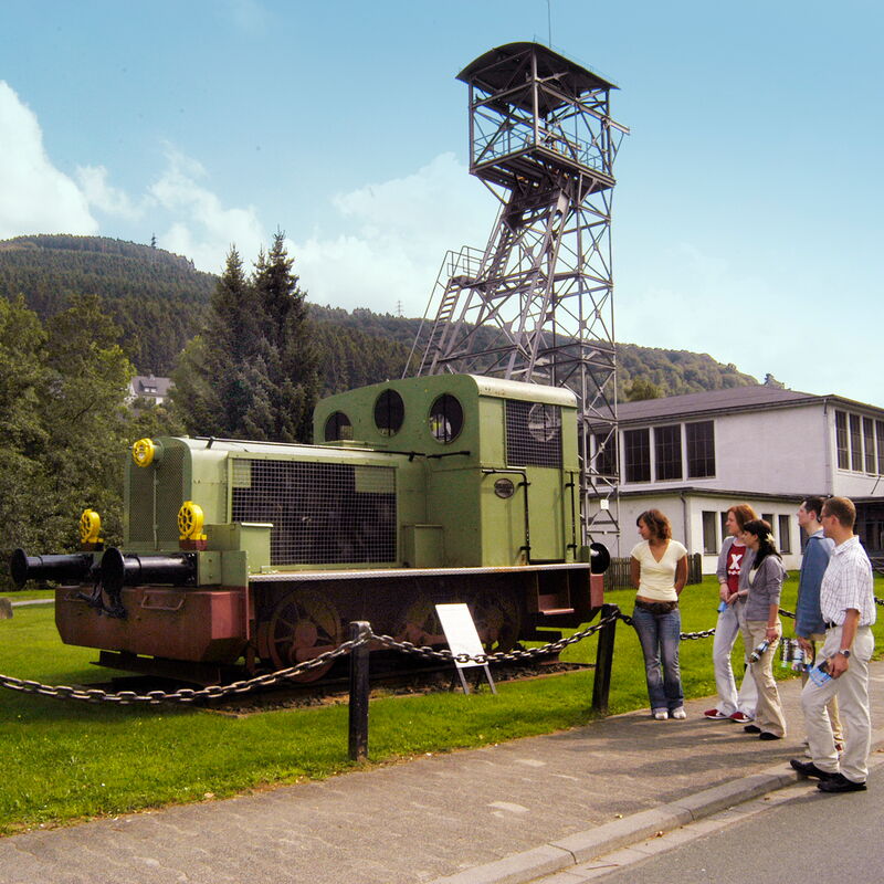 Grüne Lokomotive des Sauerländer Besucherbergwerks in Ramsbeck.