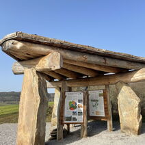 Der Infopavillon am Steinbruch Hohenäcker in Frankenberg (Eder). Im Steinbruch befinden sich Gesteinsschichten die bis zu 255 Millionen Jahre alt sind.