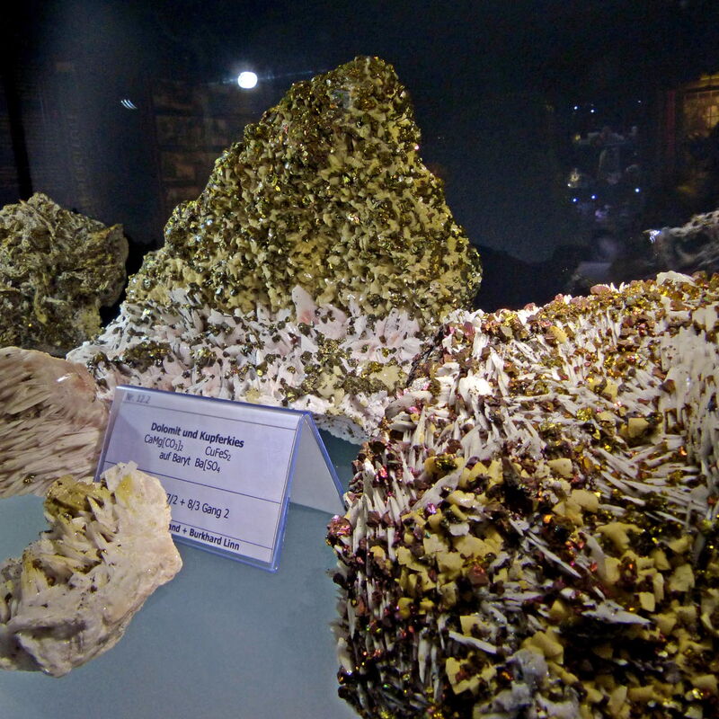 Dolomit und Kupferkies auf Baryt.