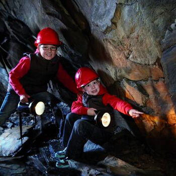 Zwei Kinder in der Schiefergrube in Willingen. Dort wurde der Schiefer abgebaut und zu Dachschieferplatten weiterverarbeitet.