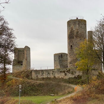 Die Bergruine Kugelsburg wurde als romanische Kernburg im 12. Jahrhundert errichtet.