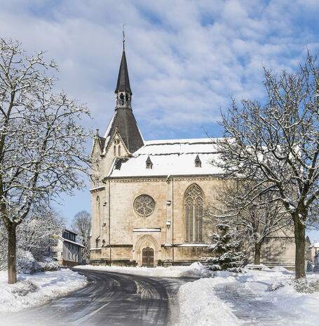 Die Nikolaikirche in Obermarsberg im Winter.