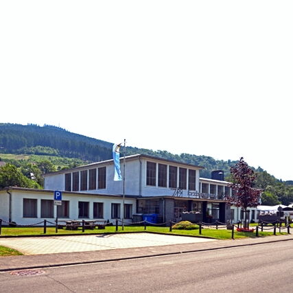 Außenansicht des Sauerländer Besucherbergwerkes in Ramsbeck.