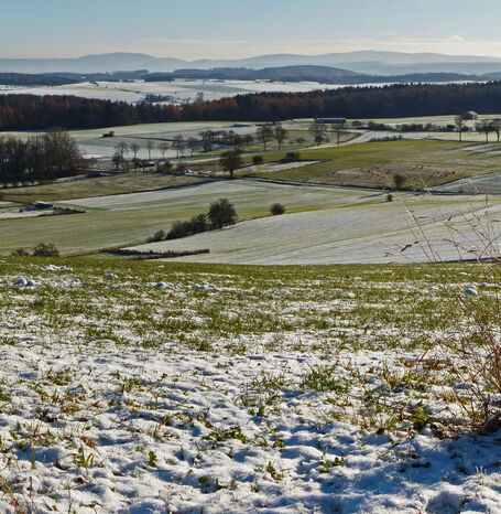 Der Blick vom Eisenberg, welcher 562 Meter hoch liegt und auf dem der 22,5 Meter hohe Aussichtsturm steht.
