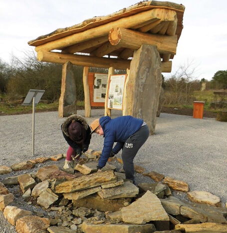 Vor dem Steinbruch Hohenäcker bei Rodenbach befindet sich ein Fossilklopfplatz für Kinder.